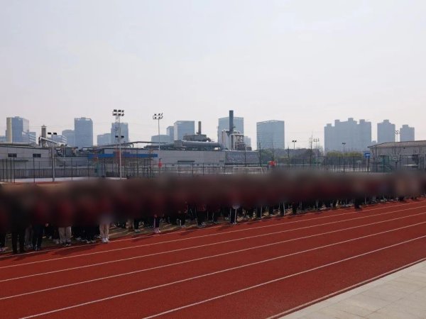 拉伯配资 杭州钱塘回应“一小学多名学生流鼻血”：已成立工作专班，检测涉事企业排放物