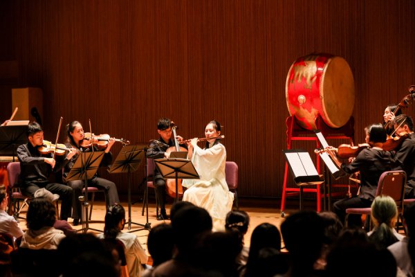 景盛配资 音乐厅里做导引，五音合鸣解暑意